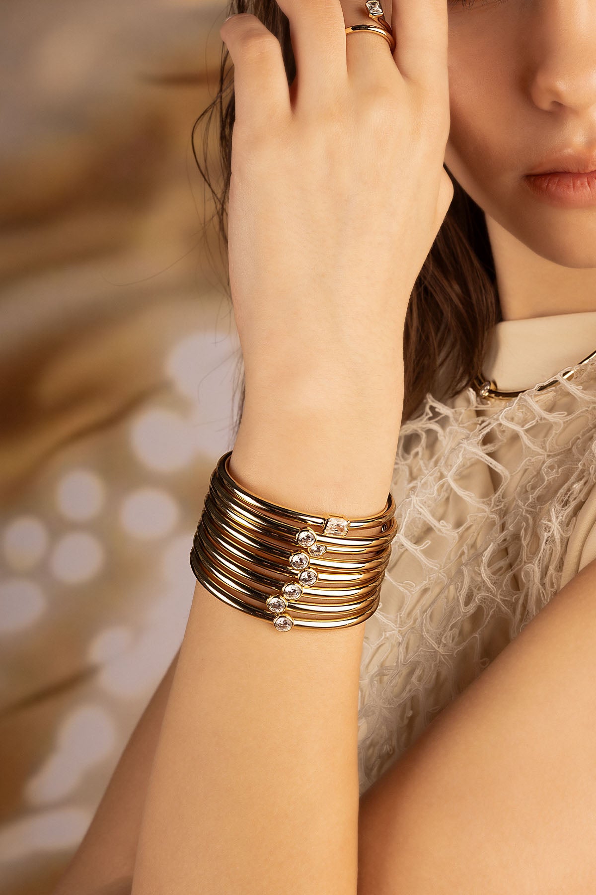 APM Monaco Soleil Éclat manchette dorée zircons