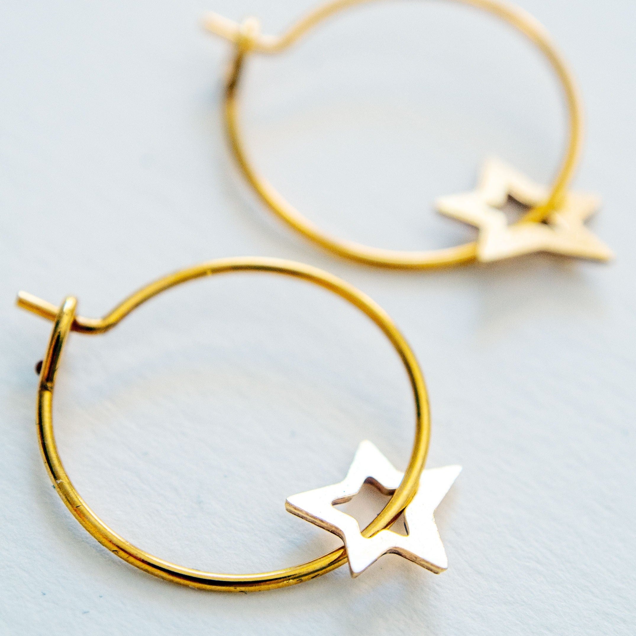 Adorabili Créoles Fines boucles créoles Étoiles 15 mm