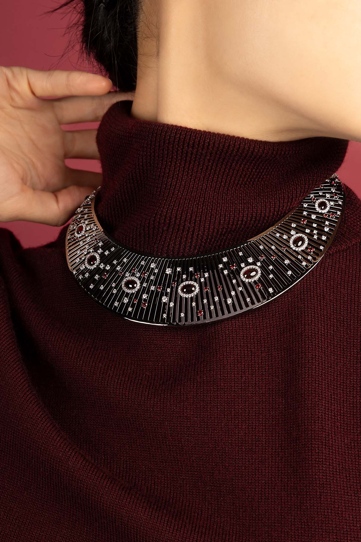 APM Monaco Automne Les Éventails collier choker statement bordeaux