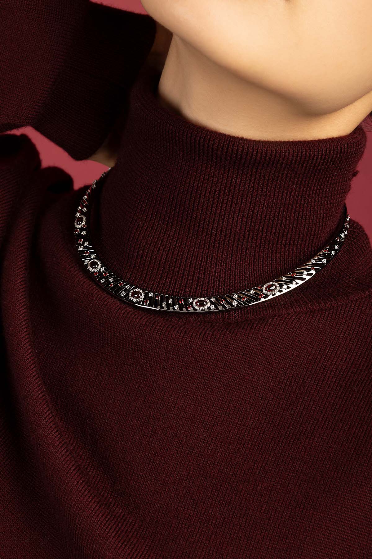 APM Monaco Automne Les Éventails collier choker bordeaux
