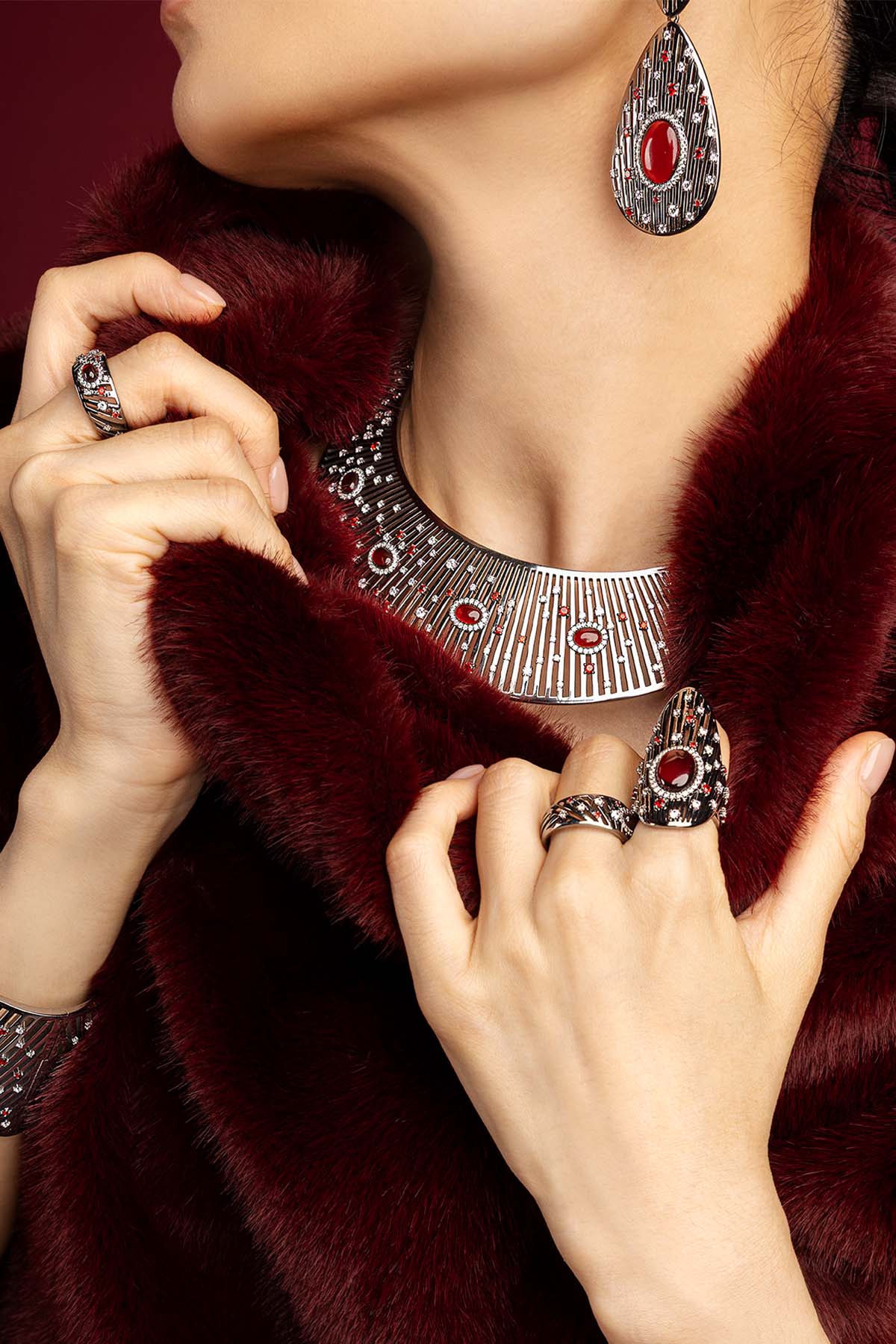 APM Monaco Automne Les Éventails collier choker statement bordeaux
