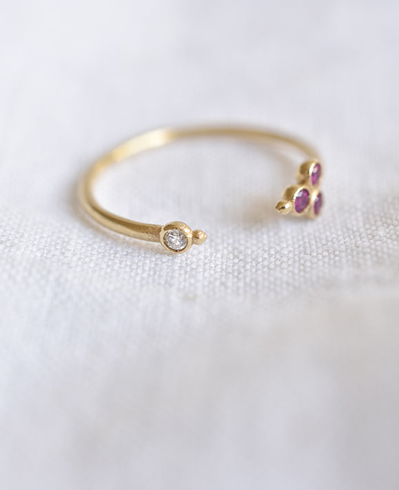 Aimée Aimer Delta bague Open Delta or taille 52 rubis diamant