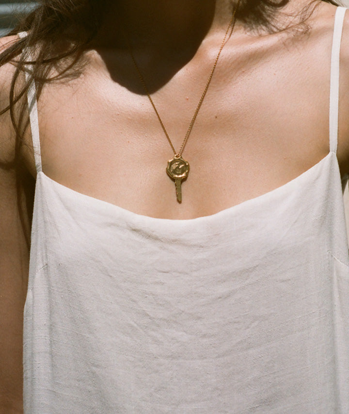 Alighieri Key Library collier clé bronze plaqué or