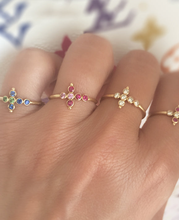 Aimée Aimer Petit AA bague or jaune saphirs roses rubis taille 52