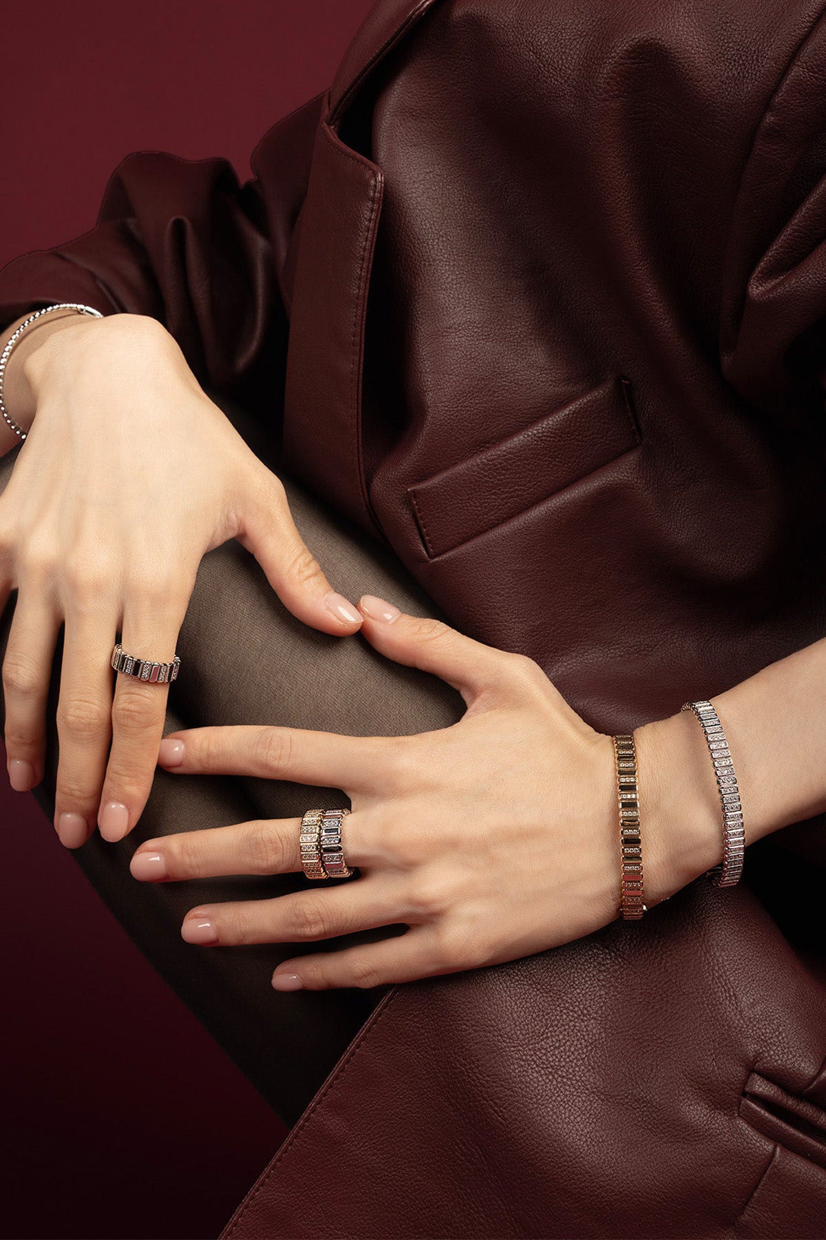 APM Monaco Automne Graphique bracelet jonc doré taille M