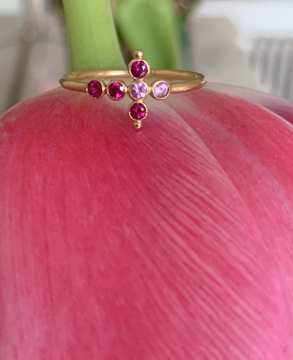 Aimée Aimer Petit AA bague or jaune saphirs roses rubis taille 52
